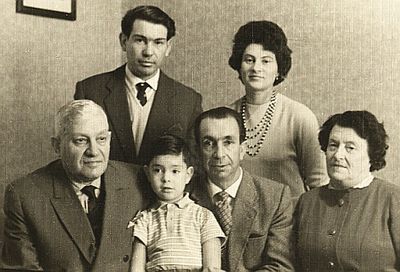 Beilinsons and Vseviov
Standing: Isaak and Nechama Beilinson
Sitting: Samuil Beilinson, David Beilinson (his grandson), Zalman Talmi (Vseviov), II wife of Samuil
