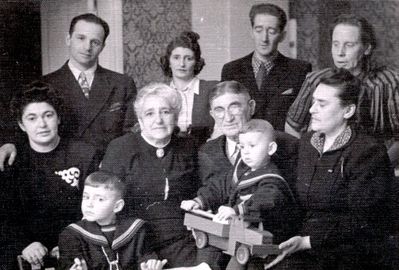 Berkovitsch
Left to right
Standing: Markus Kaplan, Vera Berkovitsch, Rudolf Berkovitsch, Aline Esko
Sitting: Lia Kaplan (Berkovitsch), Frieda Berkovitsch (Zipikov), Isaak Berkovitsch, Berta Kaplan
Children: Rimon Kaplan, Avi Kaplan
Keywords: [K]