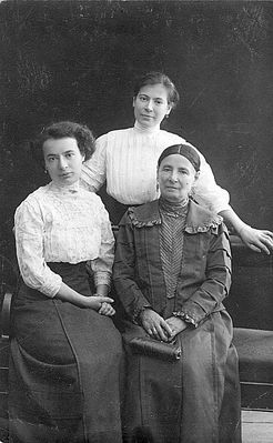 Beilinson Berson
Left to right: Sonja Berson (Itzoch), Matle Beilinson (Itzoch), Lea Itzoch
