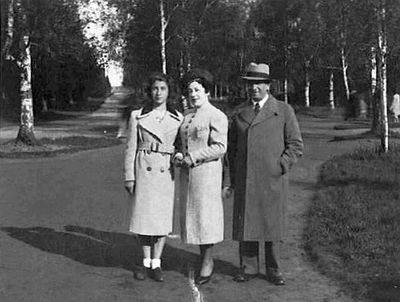 Birnik family in Pärnu, 8.6.1938
Bluma, Jenny Birnik (Brenner) and Oskar (Michel Oscher) Birnik
