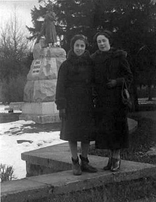 Jenny (Anna) Birnik (Brenner) with daughter Bluma, Pärnu 15.4.1937
