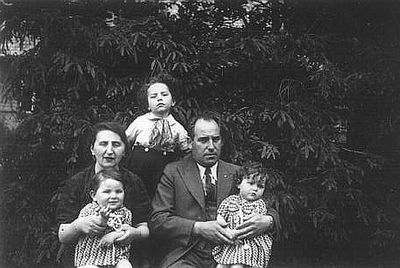 Blumbergs
Left to right
Rosa Blumberg (Flaksman), Elias Blumberg, Feive Blumberg
Children at bottom: Vera Blumberg and Tsippa Blumberg
