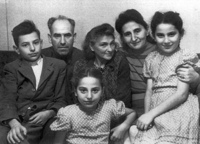 Blumberg family
Left to right.
Elias Blumberg, Feive Blumberg, Dora Gutman, Rosa Blumberg (Flaksman), Tsipa Blumberg
At bottom: Dveire Blumberg
