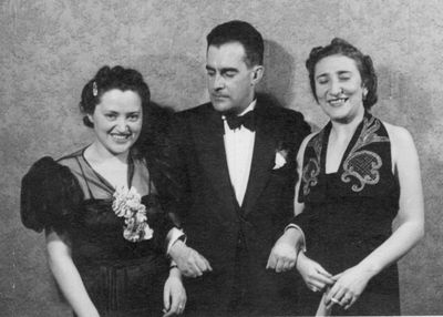 20
Left to right: Tsippa Levin (Bovschover), ?, ?
