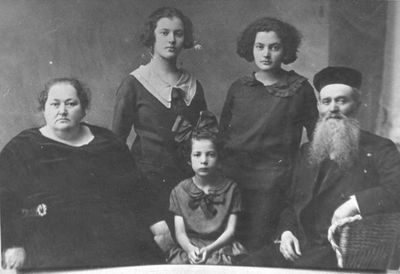 Bovschover
Left to right.
Mme Bovschover, Zippa Levin (Bovschover), Monja Ljubarov (Bovschover), Father Bovschover
Girl - Epstein
Keywords: [L] [E]