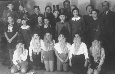 Purim - Pärnu - 6.03.1938
Left to right.
Bottom row: Leo Birin, Lea Haitov, Pessi Permand, ?, Ljuba Haitov, ?
Middle row: Daisy Levin, ?, Elina flaks, Rosa Migdal, ?, Soli Gordin, Ester Haitov, ?, ?
Top row: Benno Gordin, ?, Haja Ogints, ?, Eliohu Permand, (dr) Abram Levin, ?, ?
