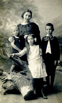 Gordin Revecca with Brisk children  - Põltsamaa (~1913)
Revecca Gordin with Herman and Hilda Brisk children Kolja, Asya and Solomon Brisk
Keywords: [G]