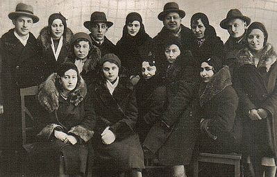 Valga 26/3/1931
Left to right.
Top row: ?, ?, Hirsch Slomka, Frieda Bachmat, Dr Polikovski, ?, Isak Bachmat
Middle row: Miri Slomka
Bottom row: ?. ?, Tsila Slomka, Toni Kats, Netsi Kagan 

