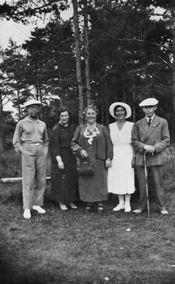 Asnovitsch family with guests
Left to right:
M. Zitomirski, F. Levin, C. Asnovitsch, E. Zitomirski, A. Levin

Beginning of 1930s at the summer house of Asnovitsch family in Nõmme
Keywords: [Z] [L]