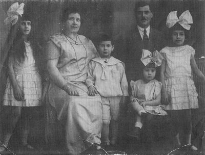 Aronovitsch family
Left to right.
Hilda, Marta, Jasha, Schmerl, Zhenny, Hilda
