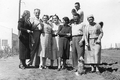 Bakscht Levitin Vilenski - estonians in Israel
Left to right: ?, Abram Levitin, Dora Levitin, Tatjana Bakscht (Amitan), Anna (Baby) Feinstein, ?, Ella Vilenski (Amitan)
Keywords: [V] [L]