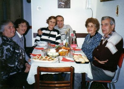 Branover Joffe
Left to right: Rachel Randvee (Zivjan), Riva Koslovski (Zivjan), Miriam Branover (Beltschikov), Ljusik ?, Zilla Joffe (Beltschikov), Schimon Joffe 
Keywords: [J] [T]