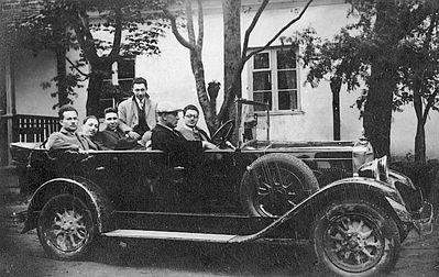 The car - Tartu
Left to right: Mischa Bakscht, ?, ?, ?, ?, ?
