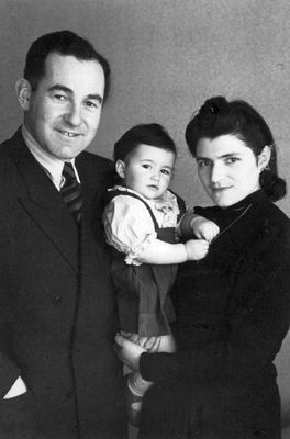Danzig family - 18.3.1950
Abram, Gili and Berta Danzig (Itskovitsch)
