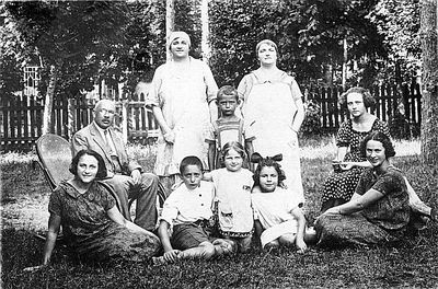 Epstein and Kaplan family 1925
Front row: Epstein, Benno Epstein, Epstein, Riva Kaplan. Fenja Kaplan
Boy in the middle Samuil Kaplan
Second row: Leib Kaplan, Malka Kaplan, Epstein, Epstein

Jewish pansion in Narva Jõesuu. Approx. 1925

