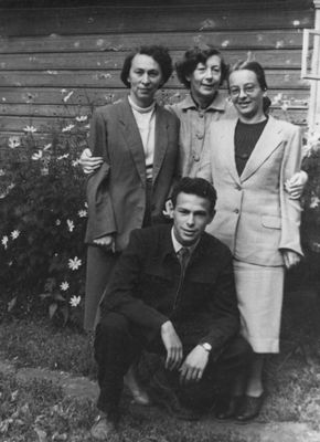 Klas and Ekston  7/1956 Pärnu
Left to right: Anna Klas (Gurevitsch), Anna Ekston (Epstein), Irene Falstein (Klas), Eri Klas
Keywords: [K] [F]