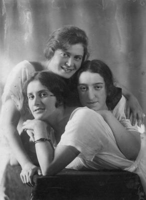 Amitan & Hilevitsch - 1923 Tartu
Left to right:
Lena Dobruschkes (Amitan), Frieda Hasak (Hilevitsch)
At bottom: Tasja Bakscht (Amitan)
