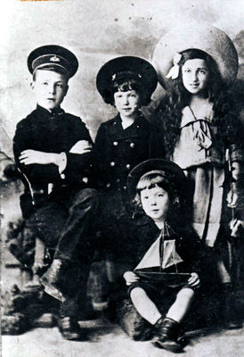 Dolinsky children
Left to right: Elischa, Seymour (Zusman), Morris (Michael), Francis (Drora?). Probably in Tartu in ~1913
