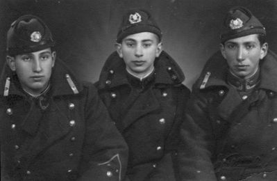 Friends in Estonian army (~1939) Gelbard, Heimann, Gilinov
Left to right: Kalmen Gelbard, Elchanan Heimann, Shalom Gilinov
Keywords: [G]