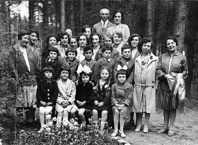 Elva 1928
Left to right.
Bottom row: ?, ?, ?, Sara Barnoy (Epstein), Schulamit Sverdlov (Pajenson)
II row from bottom, children: ?, ?, Leo Gens, Borja Grobin/Tolja Kremer, ?
Adults: IV - Betti Gens (Nevjaski), VII from left Berta Gens (Maltinski), behind her on the right - Zerna Gens
              IV from right Zenja Giniziski (Usvanski), Berta Kolovski
On the very top: Mark Kolovski, ?
