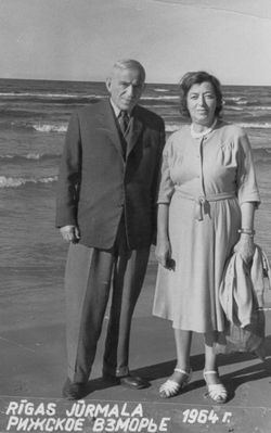 Epstein
Dr David Epstein with wife Riva (maiden Levin)
