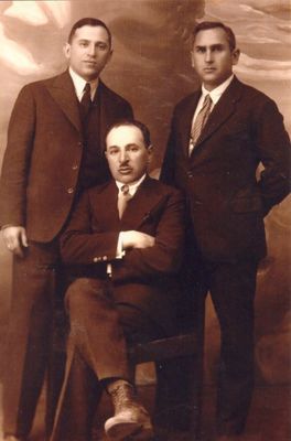 Epstein 1933
Left to right
David Epstein, David Epstein (his cousin)
Sitting: Sender Rubinovitsch 
Keywords: [R]