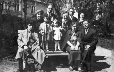 Ferdmans
Left to righ.
Moische Ferdman (1904-1976), Selda Sinder (Ferdman) (1901-1978), Gitta Fefer (Sinder), Samuil Ferdman (1902-1947), Etta Ferdman, Gessel Ferdman (1907-1967), ?, Sinaida Ferdman (Donets) (1912-1987), Mira Ferdman (1906-1974), Krigman 
