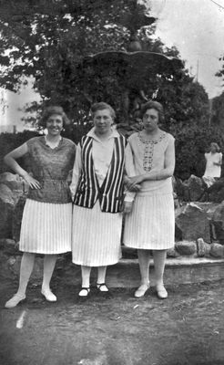 Donets in Narva ~1931
Left to right Musja Donets (1913-1984), Jetta Donets, Sinaida Ferdman (Donets) (1912-1987)

