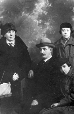 Donets family in Narva ~ 1928
left to right
Jetta Donets, Abram Donets, Sinaida Ferdman (Donets), Musja Burmistrovitsch (Donets) sitting
