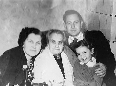 Auguston family
Left to right.
Sonja Auguston (Levin), Perle Esse Levin (Sack), Isai Auguston, Tsila Auguston
