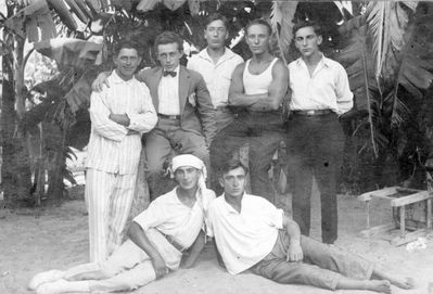 1927 group in Tel-Aviv
Left to right.
Standing: ?, ?, Jerachmiel Glickman, ?, Salmanovitsch
Bottom: ?, ?
