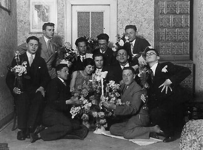 Feinstein
At Max and Escha Feinstein wedding in Prague
Left to right.
In front: ?, Meiertal?, Escha and Max Feinstein, ?, ?, ?
Behind: ?, Eduard Klas-Glass, ? Isaak Meiertal
Keywords: [M] [K]