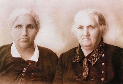 Taube Minsker (Glikman) left and Miriam Glikman
