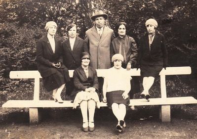 Haitov family
Left to right.
Sitting: Musja Schats (Glikman), Scheine (Klein)
Standing: Rebeka Haitov, Rahil Haitov, Abram Haitov, Ida Haitov (Glikman), Reise Hopp
