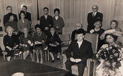 Wedding of Atida Furmanski and Elchanan Manoim - Tallinn, 1963
Guests left to right. 
Sitting:  Lena Manoim, Tsila Manoim, Fruma Jakobson (Manoim), Rassi Furmanski, Minna Hasak, Sara Blum, Sonja Etkin (Furmanski) 
Standing: ?, ?, Irina Kinzburgski (Golubova), Isak Glückman,  Bina Glükman (Glickman), Ljeva Hasak
