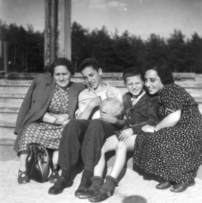 Hechts etc ~1954
Left to right: Lea Hecht  (Nachamtschin), Gabi Hazak (Hasak), Avi Hecht, Rosa Nachamtschin

