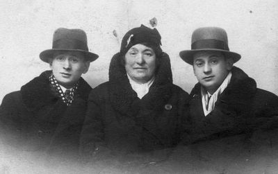 Hechts
Left to right: Jakov Hecht (Gecht), Sara Hecht (Gamse), Rubin Hecht
