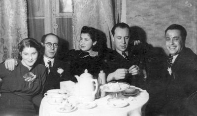 Company
Left to right: Rascha (Raja) Bam (Koslovski), Zama Potaschnik, Nessi Goldmann (Kaplan), Nosson Stark, Mulja Nachbo
