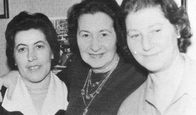 Selmet, Meiertal, Bam
Left to right: Hilda Selmet (Aronovitsch), Raja Meiertal (Citron), Raja Bam (Koslovski)
Keywords: [S] [B] [M]