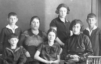 Koslovski's
Left to right.
Front row: Kopa Koslovski, Raja Bam (Koslovski), Vilenski
Second row: Jakov/Max Koslovski, Ester Koslovski (Aronovitsch), Sonja Vesset (Koslovski),  Jakov/Max Koslovski
