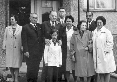 Bam, Goldberg etc
Left to right: ?, Rafail Bam, Folly Goldberg with ?, ?, Mme Goldberg, ?, ?, Raja Bam (Koslovski)
Keywords: [G] [B]