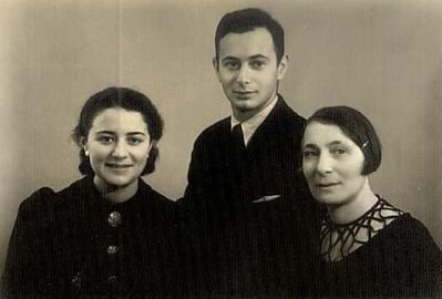 Beilinson (Gleser) Gordon
Left to right: Etti Beilinson (Gleser), Jacob Gleser, Berta Gleser (Gordon)
Keywords: [B] [G]