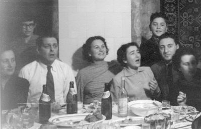 Geruchmanov, Rybak, Goldmann etc
Left to right: ?, ?, Samuil Rybak, Bluma Geruchmanov (Stein), Hinda (Hinzi) Gerschanovitsch, Abbi Geruchmanov, Isi Goldmann, Nyuta Ginovker (Klas) 
Keywords: [R]