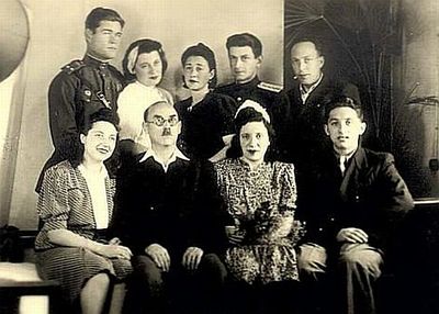 Gleser Katsev Teitelbaum - 1945
Left to right:
Sitting: Zenni Teitelbaum (Gleser), Aleksander Gleser, Berta Gleser (Katsev), Hirsch Gleser
Standing: ?, ?, ?, ?, Josef Katsev
Keywords: [T] [K]