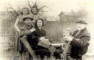 Gleser Kats Gordon - 1960
Left to right.
Sitting: Binja Gordon, Golde Gordon (Kats), Liana Gordon, Solomon Gordon
Standing: Pessy Gleser (Permand), Debora Shuchman (Gleser)
Keywords: [K] [S]