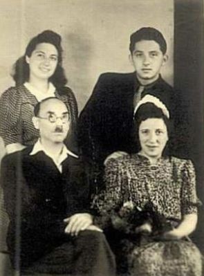 Gleser Teitelbaum - 1945
Left to right
Sitting: Aleksander Gleser, Berta Gleser (Katsev)
Standing: Zenni Teitelbaum (Gleser), Hirsch Gleser 
Keywords: [K] [T]