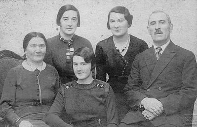 Jakobson family
Left to right: Betti Jakobson, Riva Spektor (Jakobson), Fanny Glickman (Jakobson), Nissan Jakobson
Bottom: Emma Nechama Friedman (Jakobson) 
