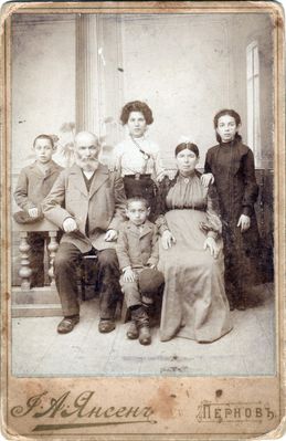 Itzik Goldmann and family - Pärnu, 1901
Left to right.
Savel (Zanno) Goldmann (1892-1960), Izhak Goldmann (1844-1904), Fanni Goldmann (?-1905), Nechemia Goldmann (1896-1988), Sara Goldmann (Goldberg) (1847-1939), Tekla (Taube) Goldmann (1891-1972)
