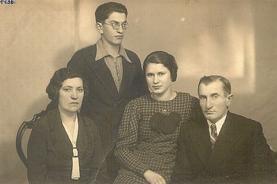 Gordin family - Pärnu 1936
Gita Gordin (Schepsl), Benjamin Gordin, Male Kiperman (Gordin), Joshua Gordin

