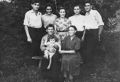 Gordin family (Pärnu)
Left to right.
Sitting: Benjamin Gordin with Aleksei Gordin, Scheine Gordin (Schindler)   
Standing: Sholem Gordin, Miriam Gordin, Schifre Brocha Gordin, Nadja Gordin, Haim Benzion Gordin

